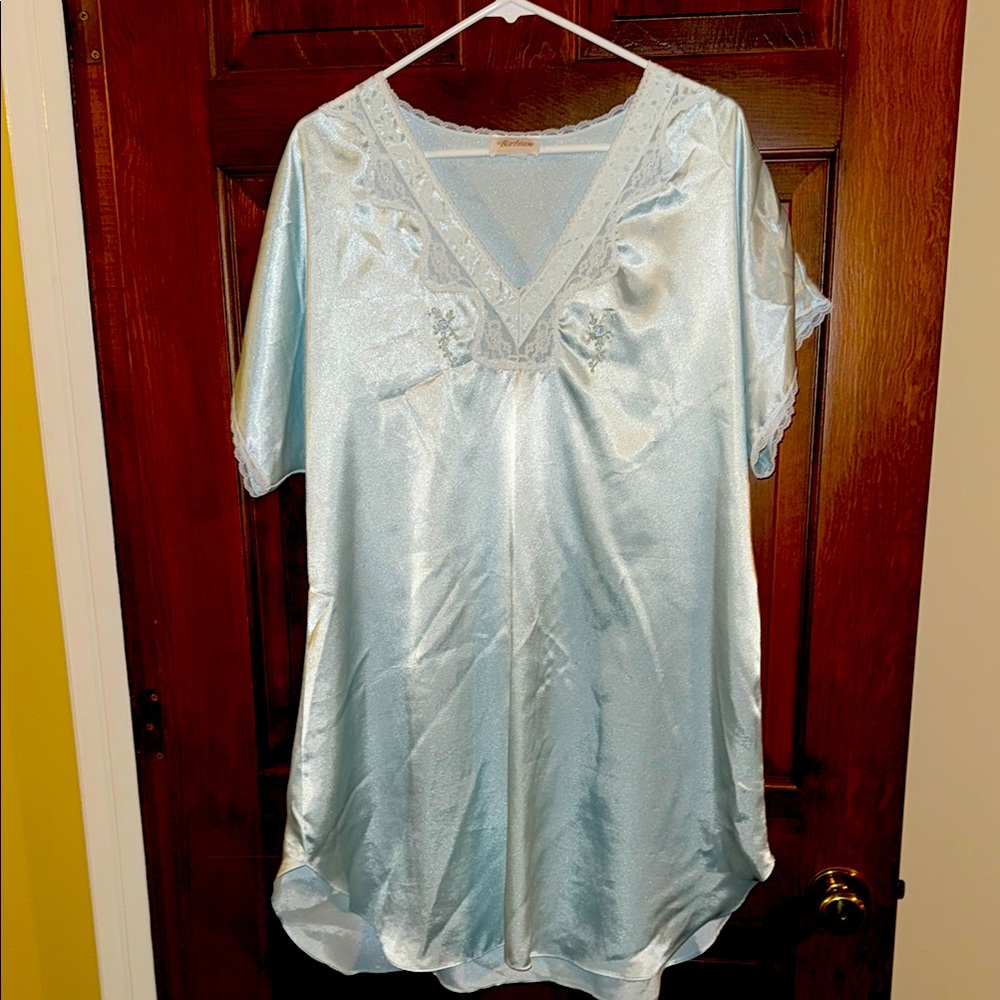 Barbizon silky satin Light Blue Nightgown lace & embroidered flower accents EUC